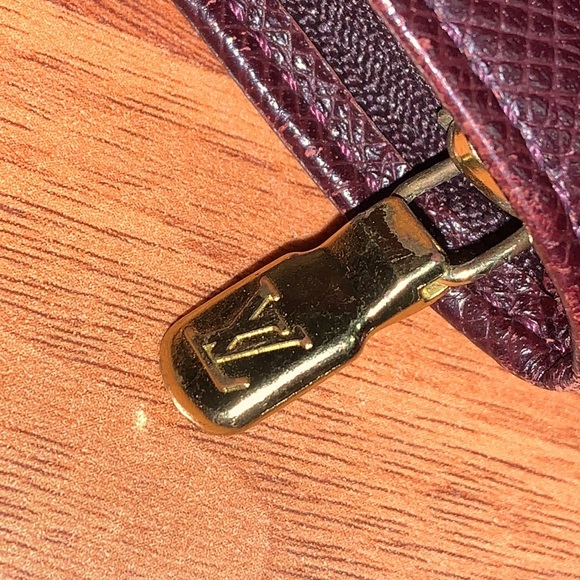 Authentic Louis Vuitton Taiga Zip Around Bifold Wallet - Picture 3 of 16